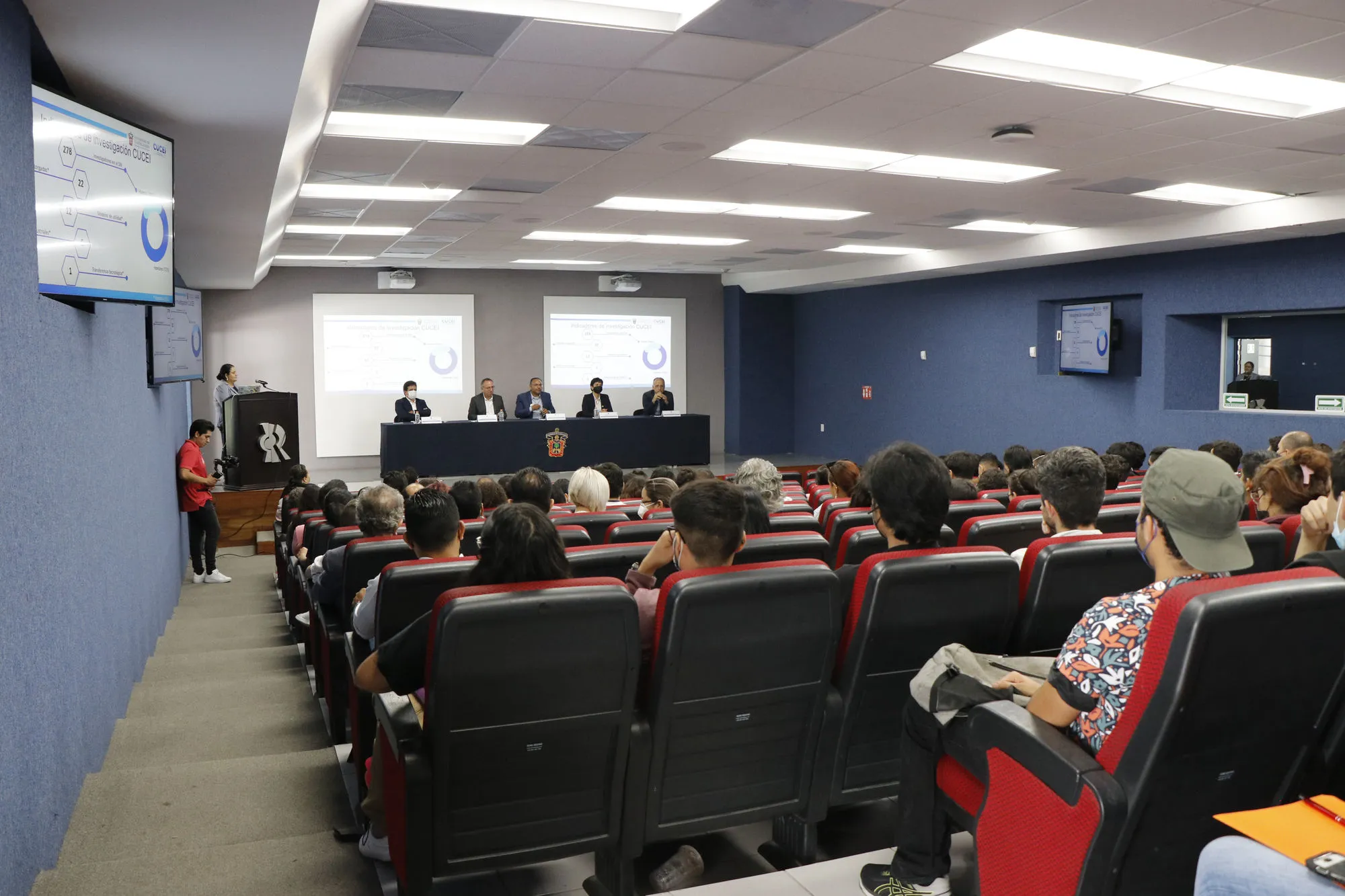 Auditorio de CUCEI lleno durante la presentación de los indicadores de investigación del centro