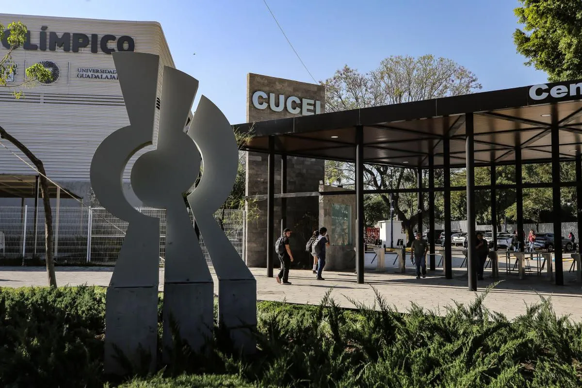 Entrada principal de CUCEI, con la escultura del escudo de la Universidad de Guadalajara en primer plano