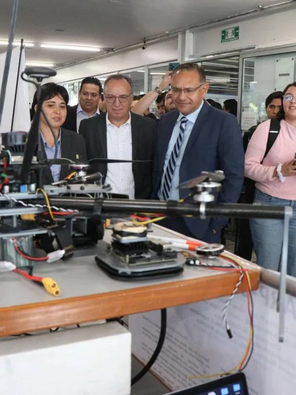 Presentación de un proyecto de dron ante autoridades y estudiantes durante una exposición en CUCEI