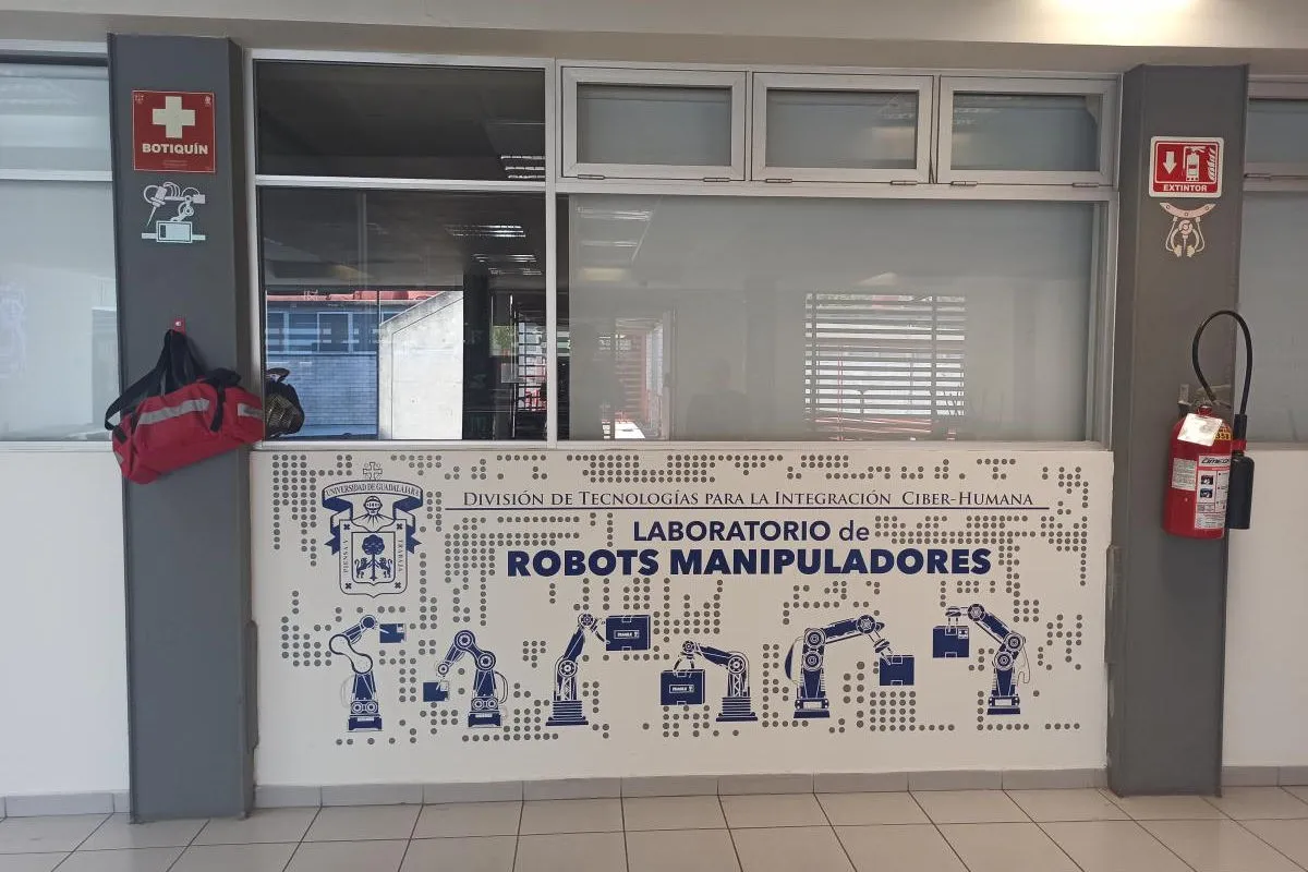 Acceso al Laboratorio de Robots Manipuladores de CUCEI, con su mural rotulado en la pared
