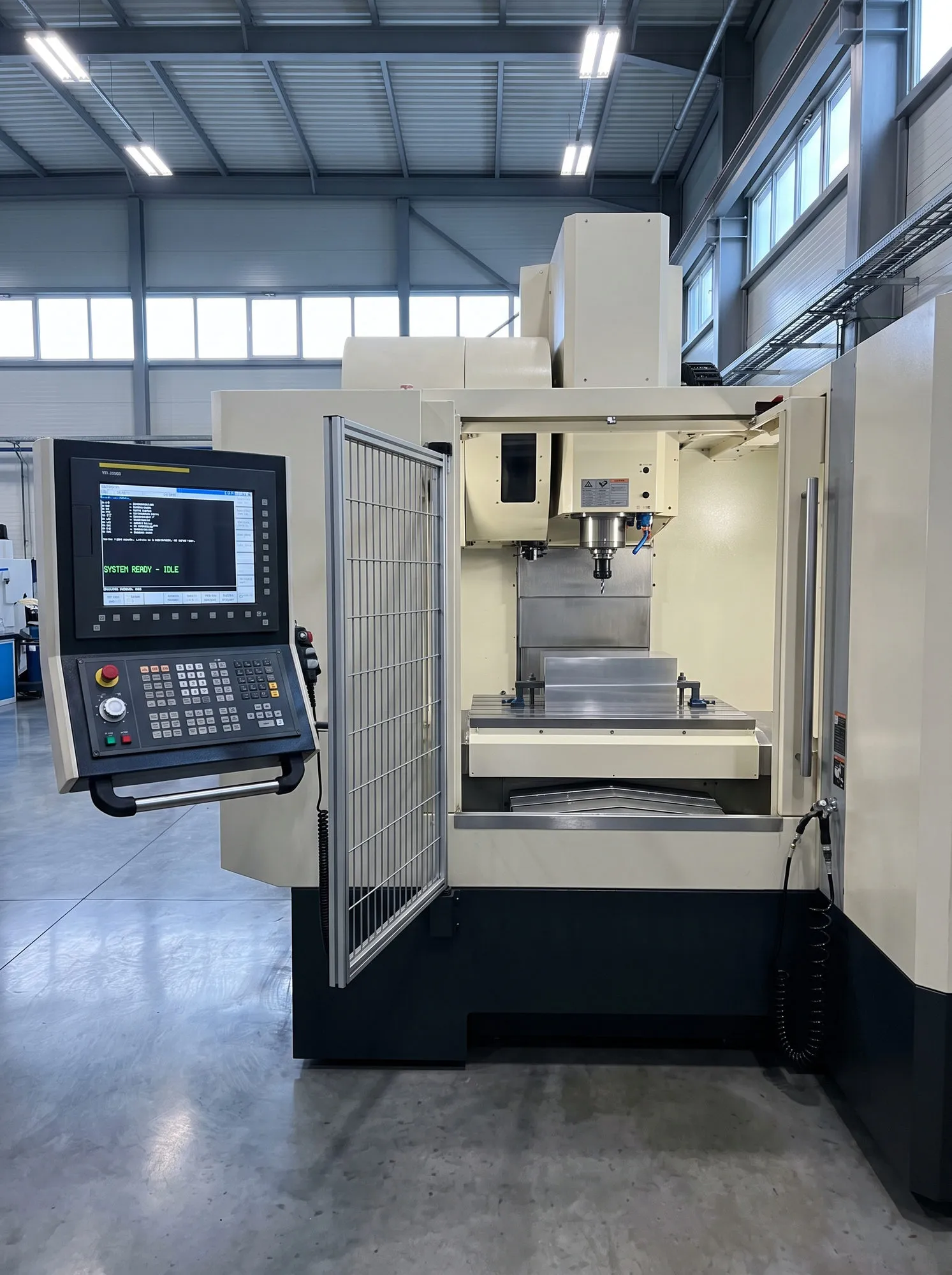 Centro de mecanizado CNC trabajando una pieza metálica en una celda de manufactura