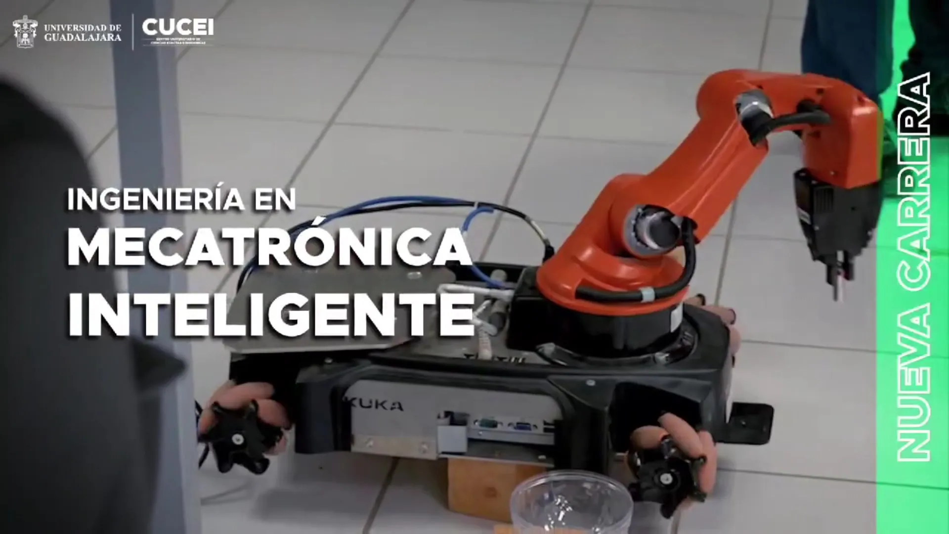 Fotograma del video: un brazo robótico KUKA en el laboratorio, con el rótulo «Ingeniería en Mecatrónica Inteligente»