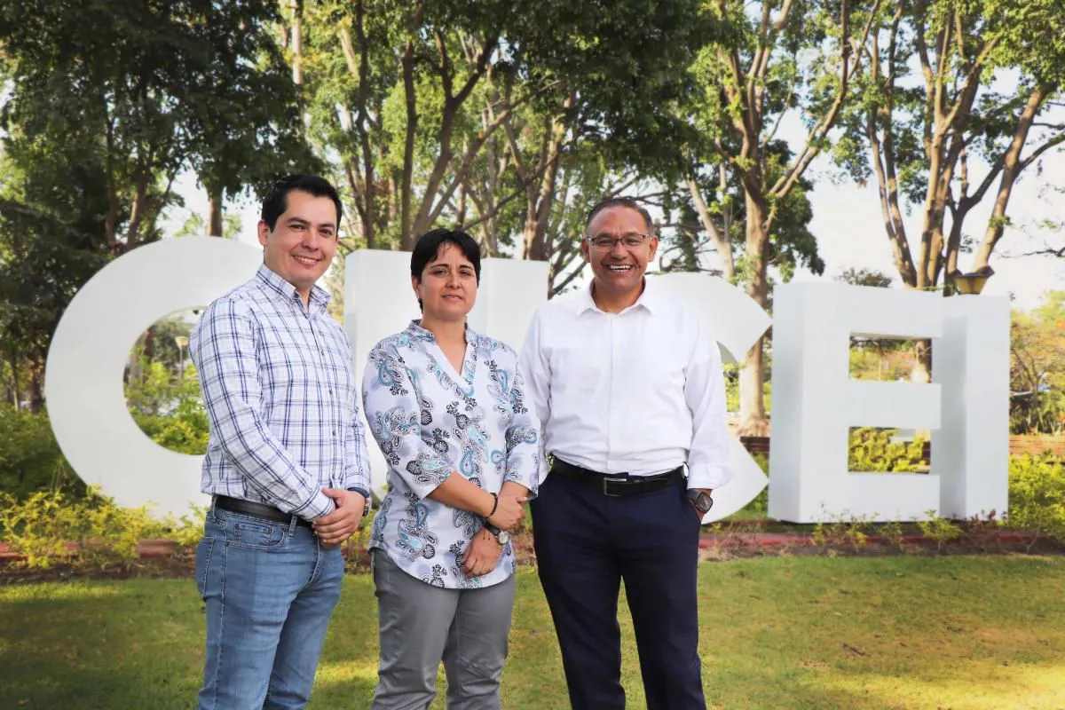 El Rector de CUCEI acompañado de directivos del centro frente a las letras de CUCEI